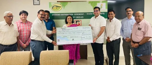 Rajasthan Gas distributed checks of dividend amount to member organizations earning net profit